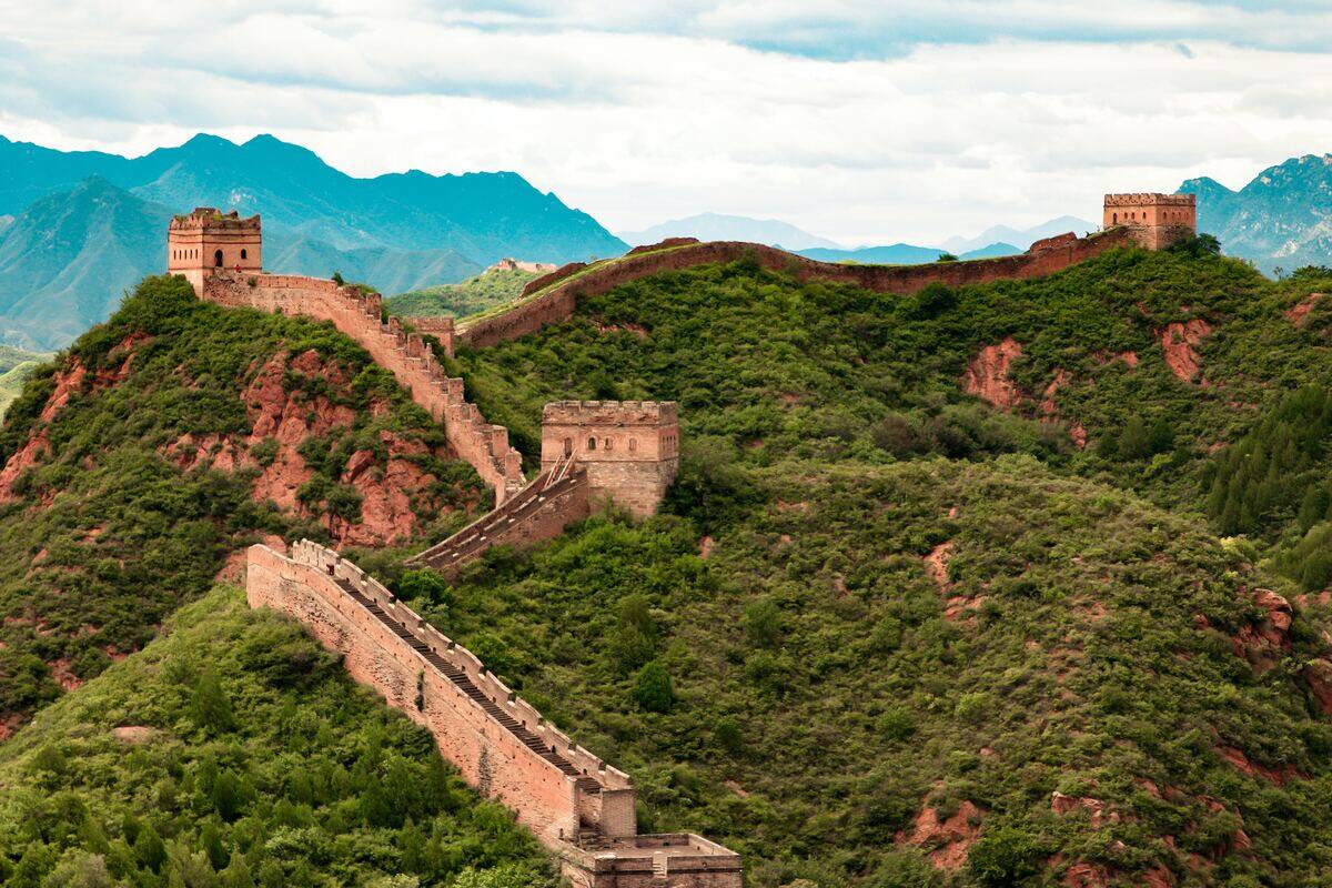 great wall of china with mountains in the background