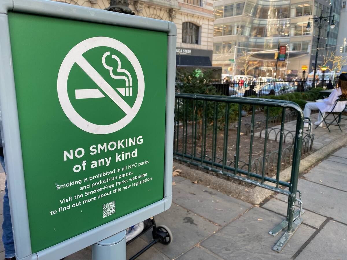 No smoking of any kind sign in Bryant Park, Manhattan, New York