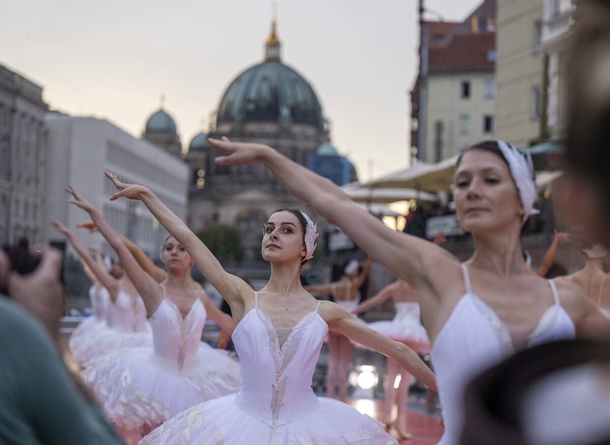 Staatsballett Berlin dances on the river Spree