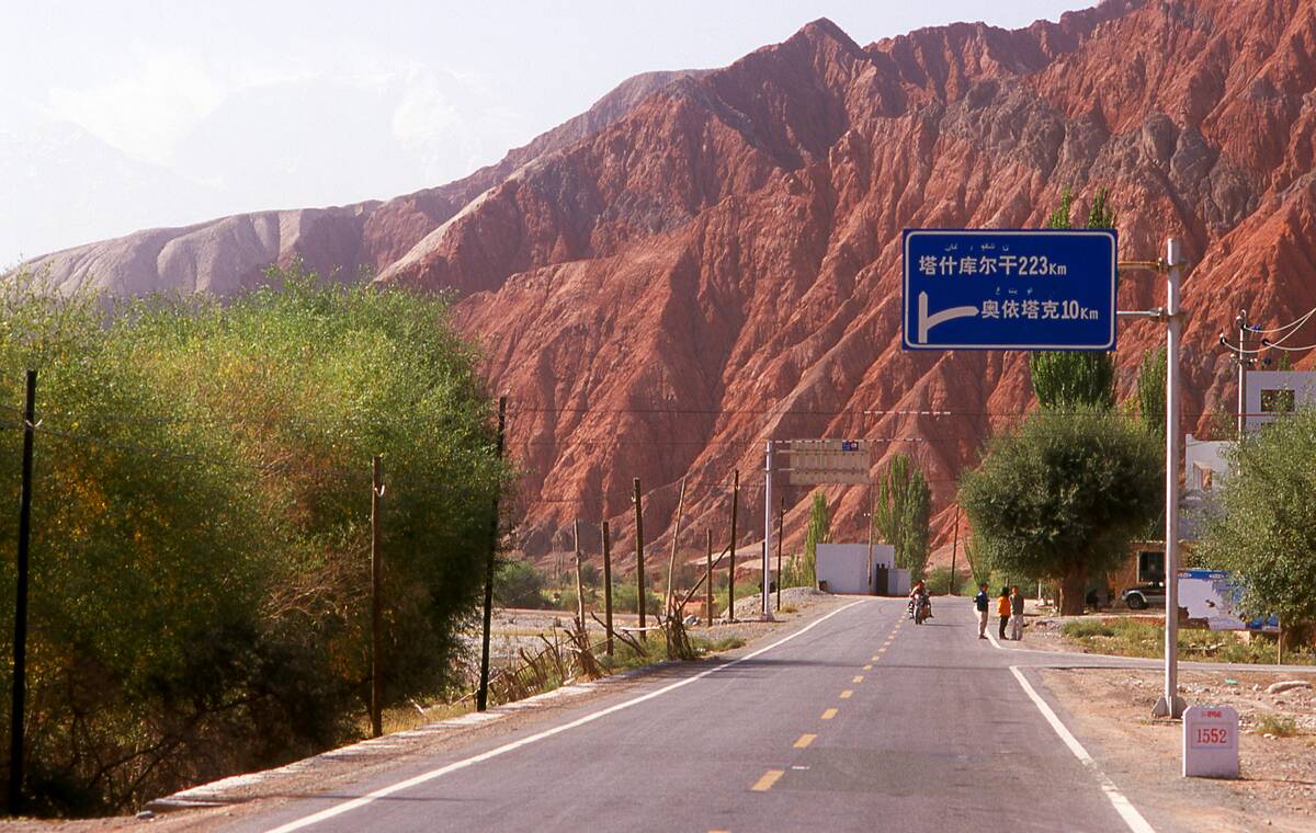 China: The red mountains of the Ghez River (Ghez Darya) canyon, Karakoram Highway