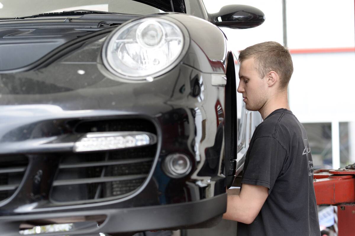 Feature Handicraft - Car repair shop