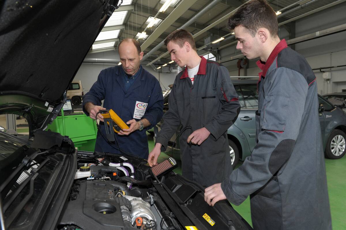 FRANCE-EDUCATION-TRAINING-MECHANIC