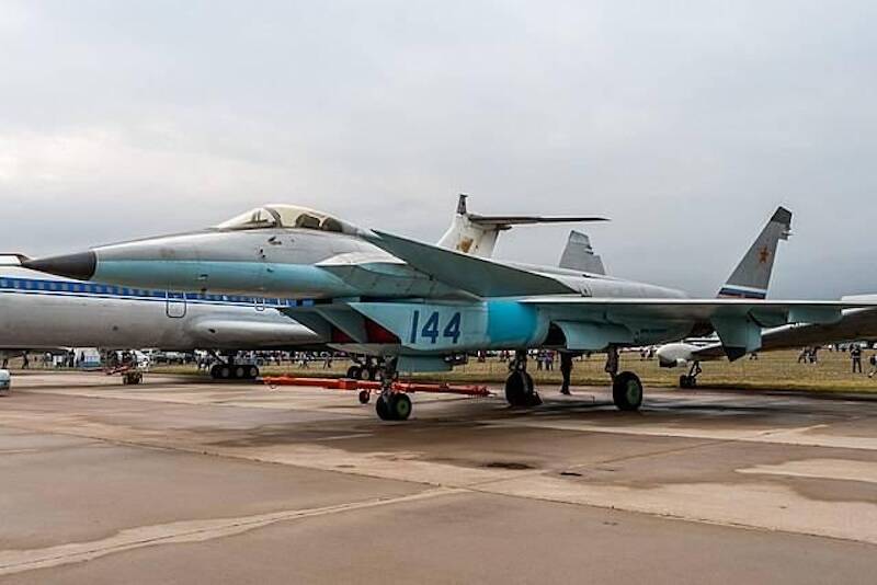 Mikoyan_Project_1.44_on_display_at_MAKS_2015-80631