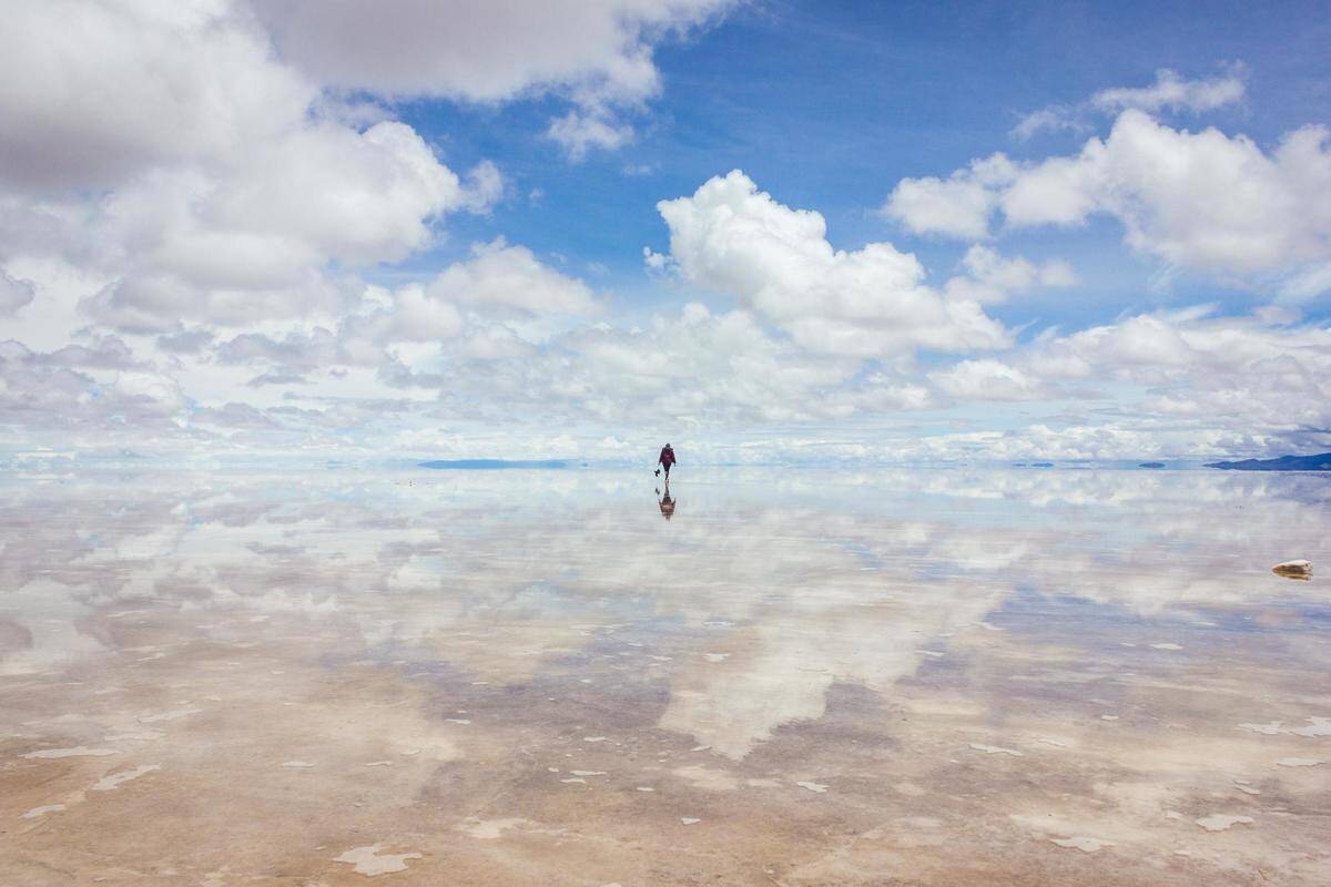 Walking-the-largest-mirror-in-the-world-Salar-de-Uyuni-86657