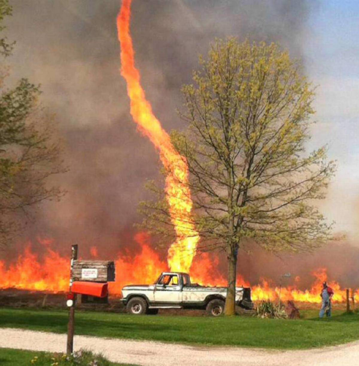 a-terrifying-fire-tornado-in-Missouri-27173
