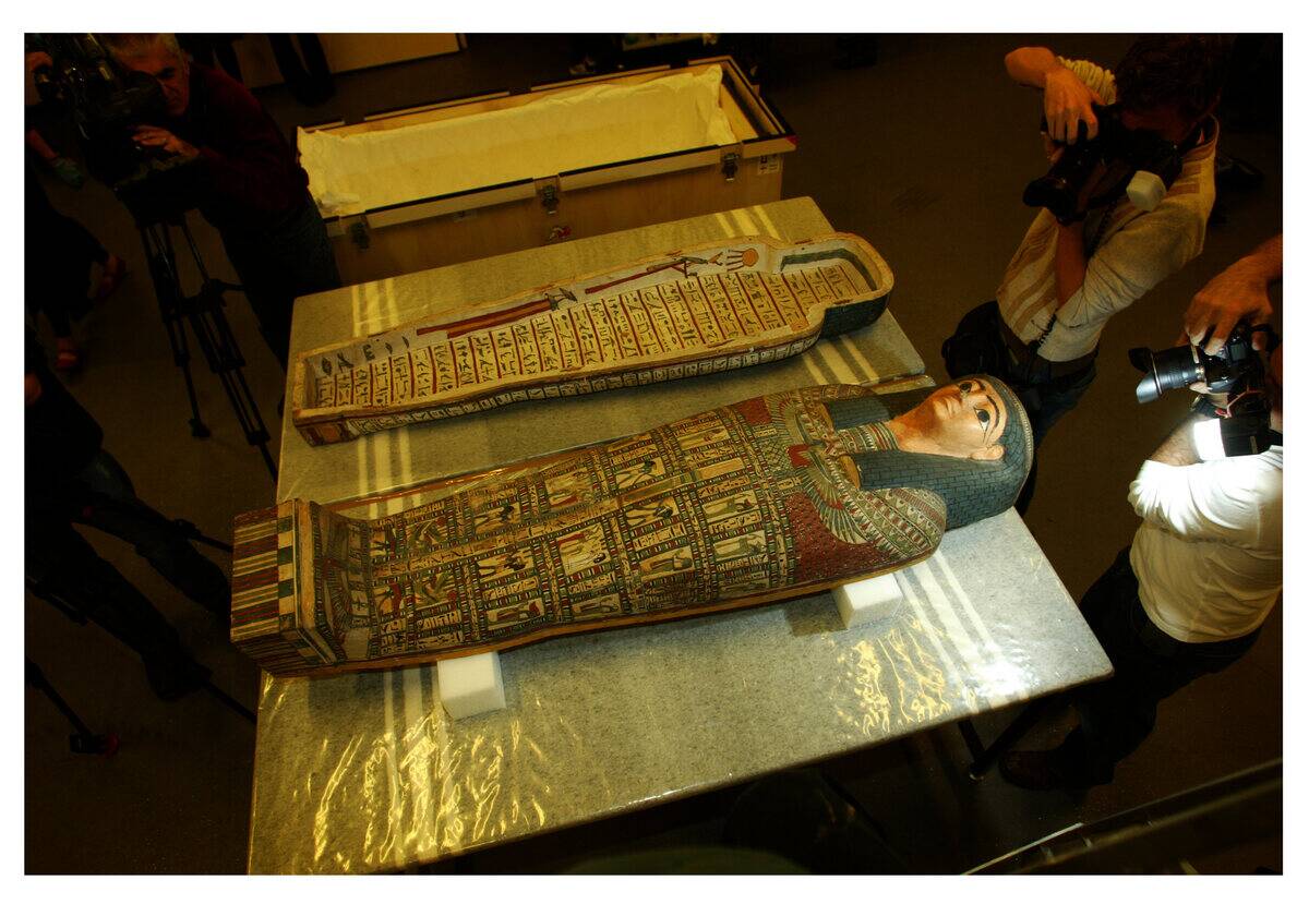 Melbourne Museum staff lift the sarcophagus of Keku a mummy that lived in Thebes