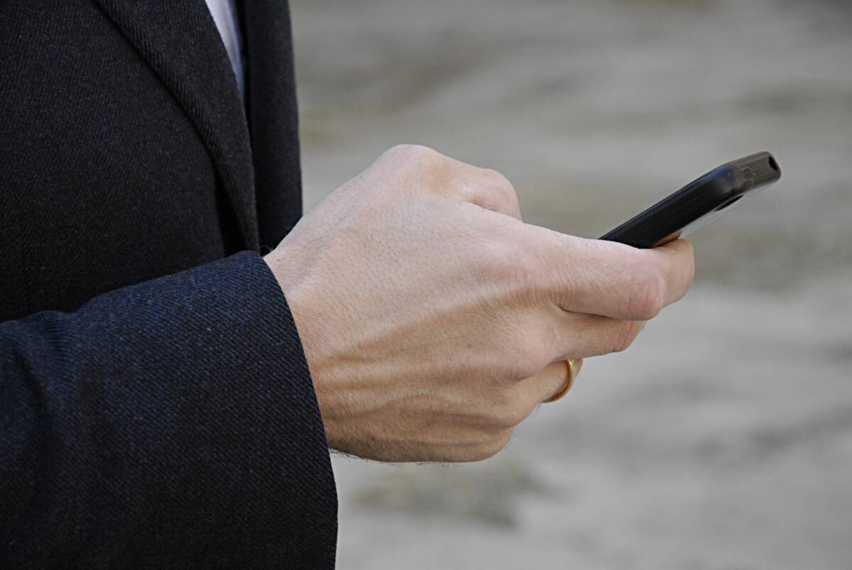 smartphone media reportering from police press conference