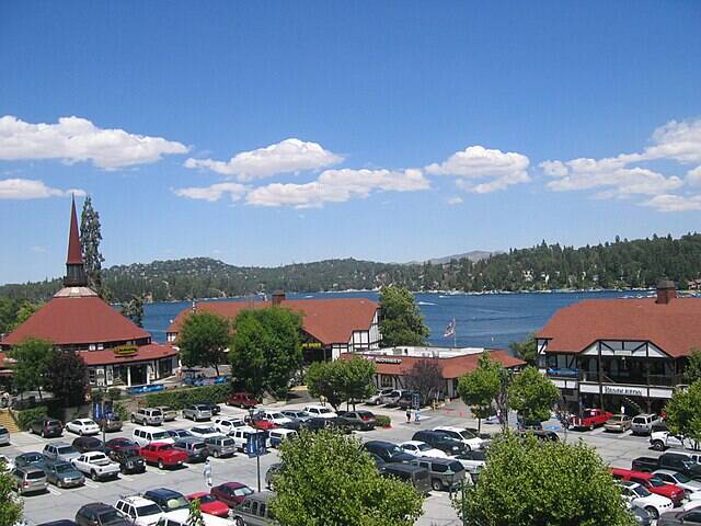 Lake_Arrowhead_Village,_California