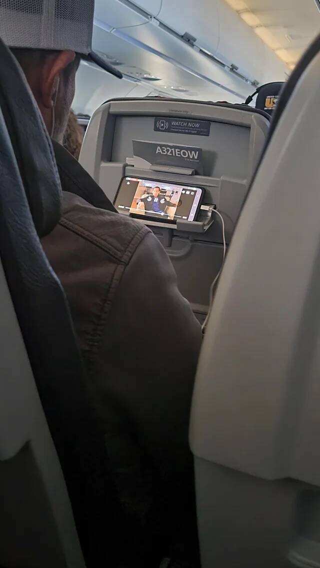 guy-on-flight-watched-entire-movie-without-tapping-screen-v0-ck3d6bjr2jig1