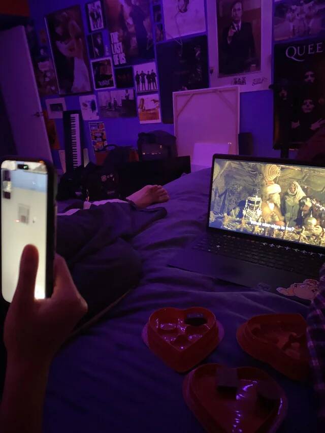 my-friend-facetimed-her-boyfriend-so-he-could-watch-a-movie-v0-zmrcveb4zoig1
