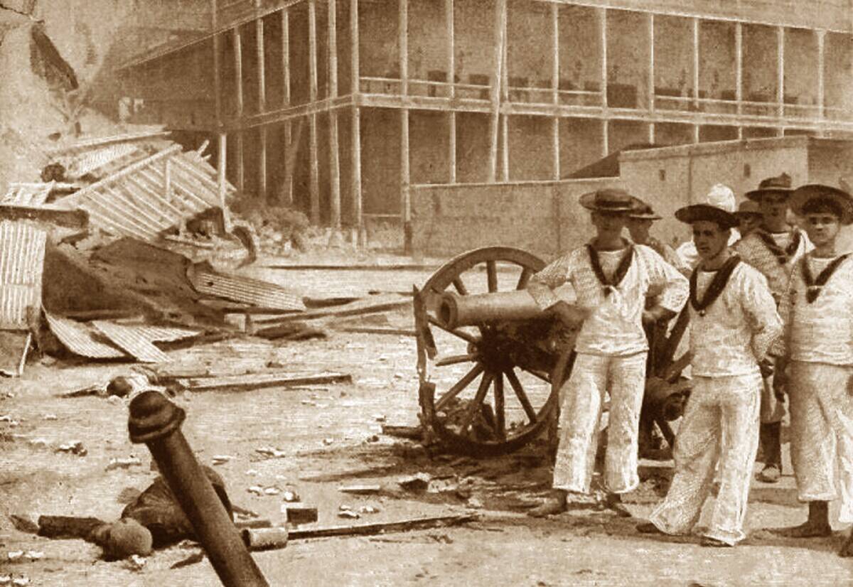 Tanzania / Zanzibar: British forces in front of the sultan's palace after the bombardment during the 1896 Anglo-Zanzibar War.