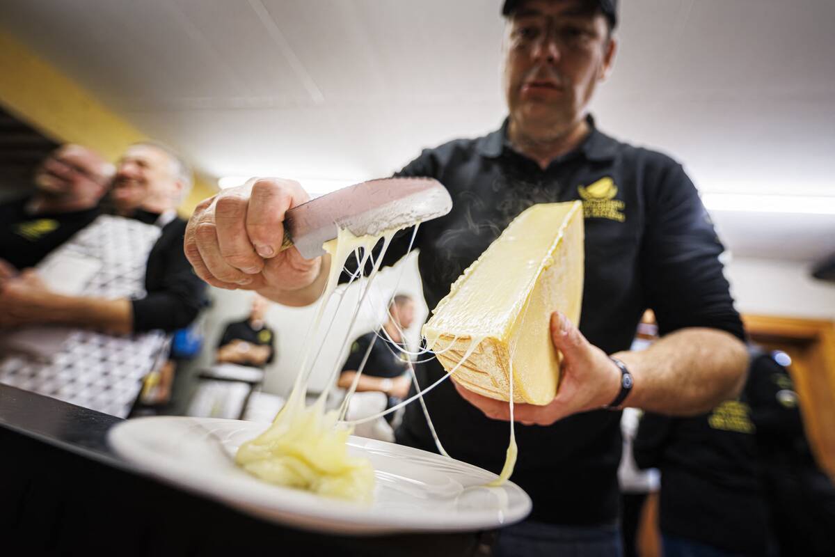 TOPSHOT-SWITZERLAND-FOOT-CULTURE-TRADITION-RACLETTE