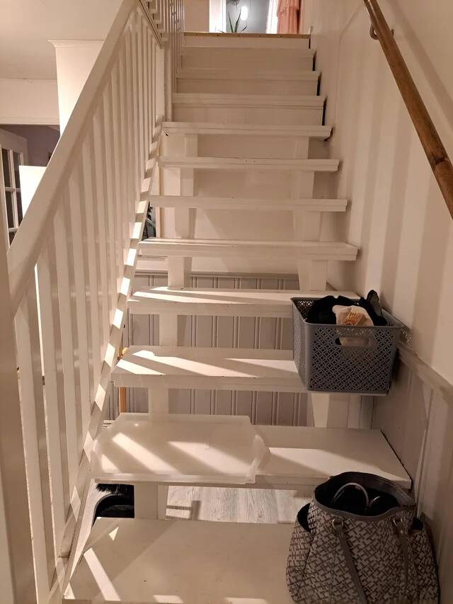 wife-keep-putting-this-tray-on-our-white-stairs-dangerous-v0-xqseuzjy38hg1