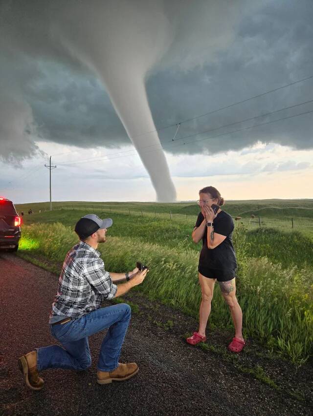 a-man-in-south-dakota-proposed-to-his-fiancé-while-a-v0-29mi593r3x9f1