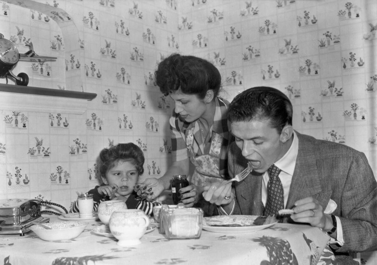Frank Sinatra Wife & Daughter Eating