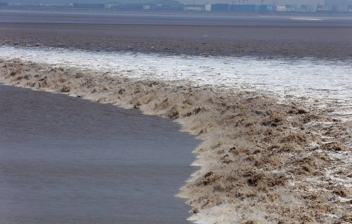 'Ghost King Tide' In Qiantang River Wows Visitors