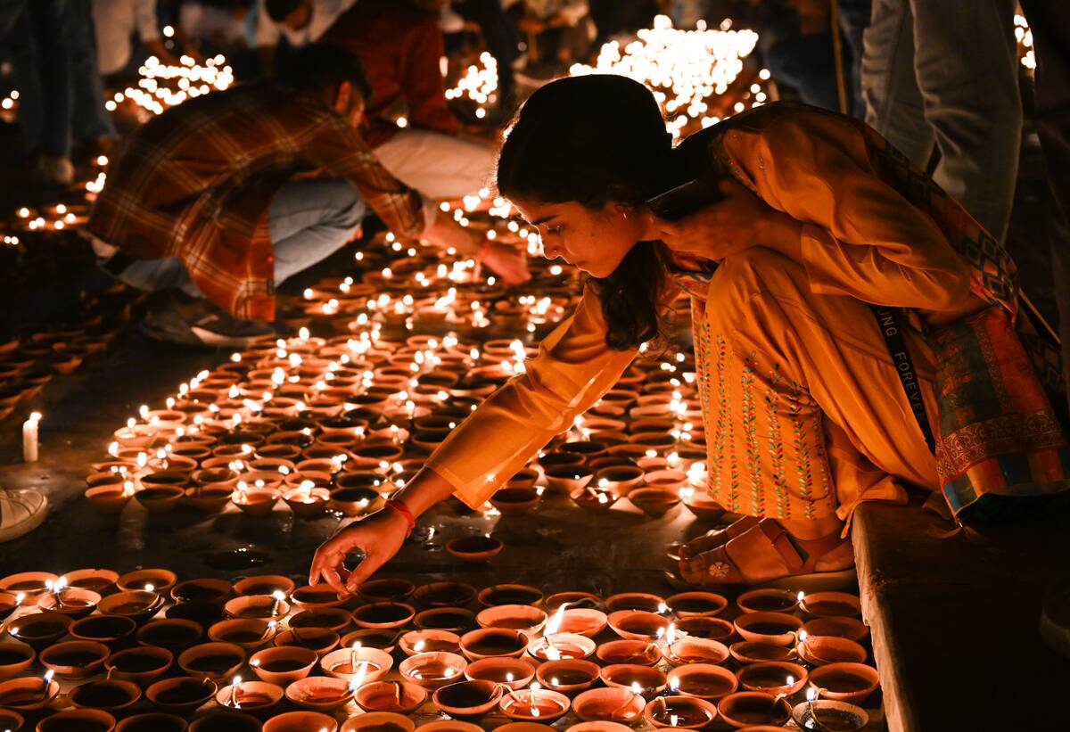 Hindus Celebrate Diwali In Ayodhya