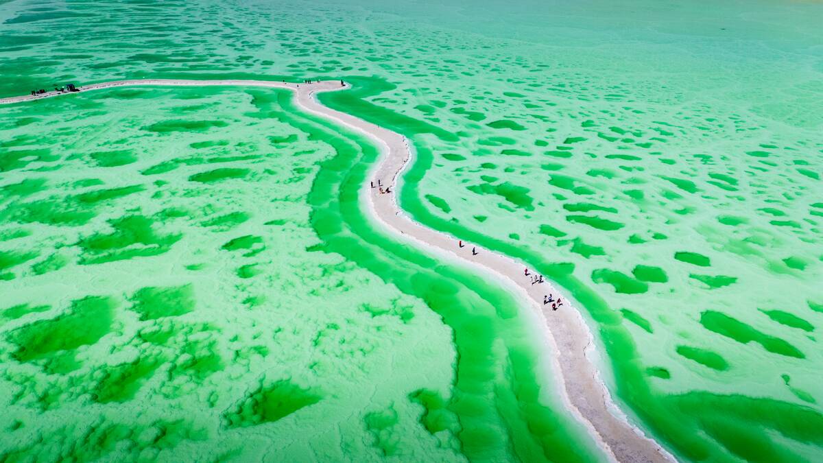 Jewel-like Emerald Lake In Qinghai Attracts Tourists