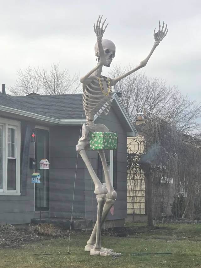 my-neighbors-christmas-decor-v0-66876hwnje9g1