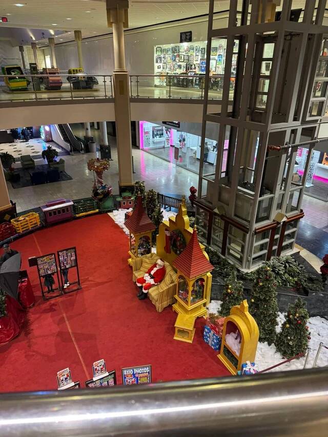 santa-waiting-for-kids-in-a-dying-mall-v0-yfgnz5wjhf4g1