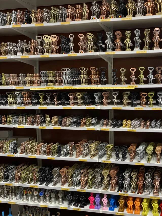 this-souvenir-shop-in-brussels-had-everything-lined-up-so-v0-x9zgdqvg8vsf1