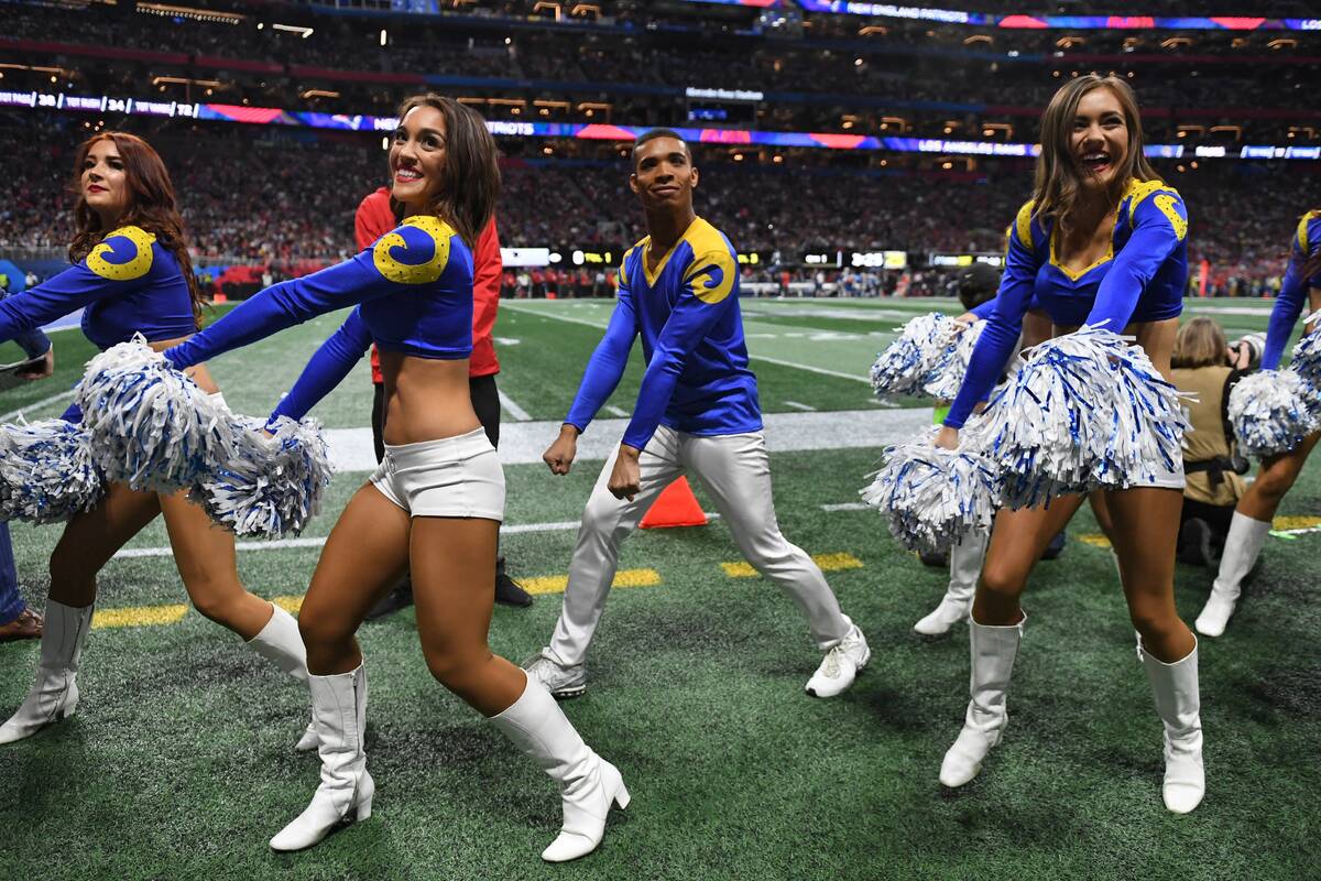 TOPSHOT-AMFOOT-NFL-SUPER-RAMS-PATRIOTS