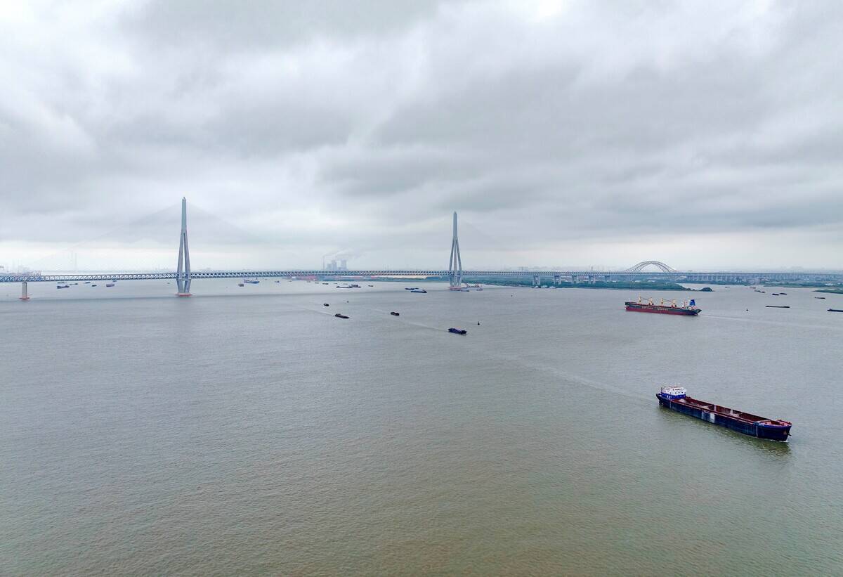 CHINA-JIANGSU-CHANGTAI YANGTZE RIVER BRIDGE-STARTING OPERATION (CN)