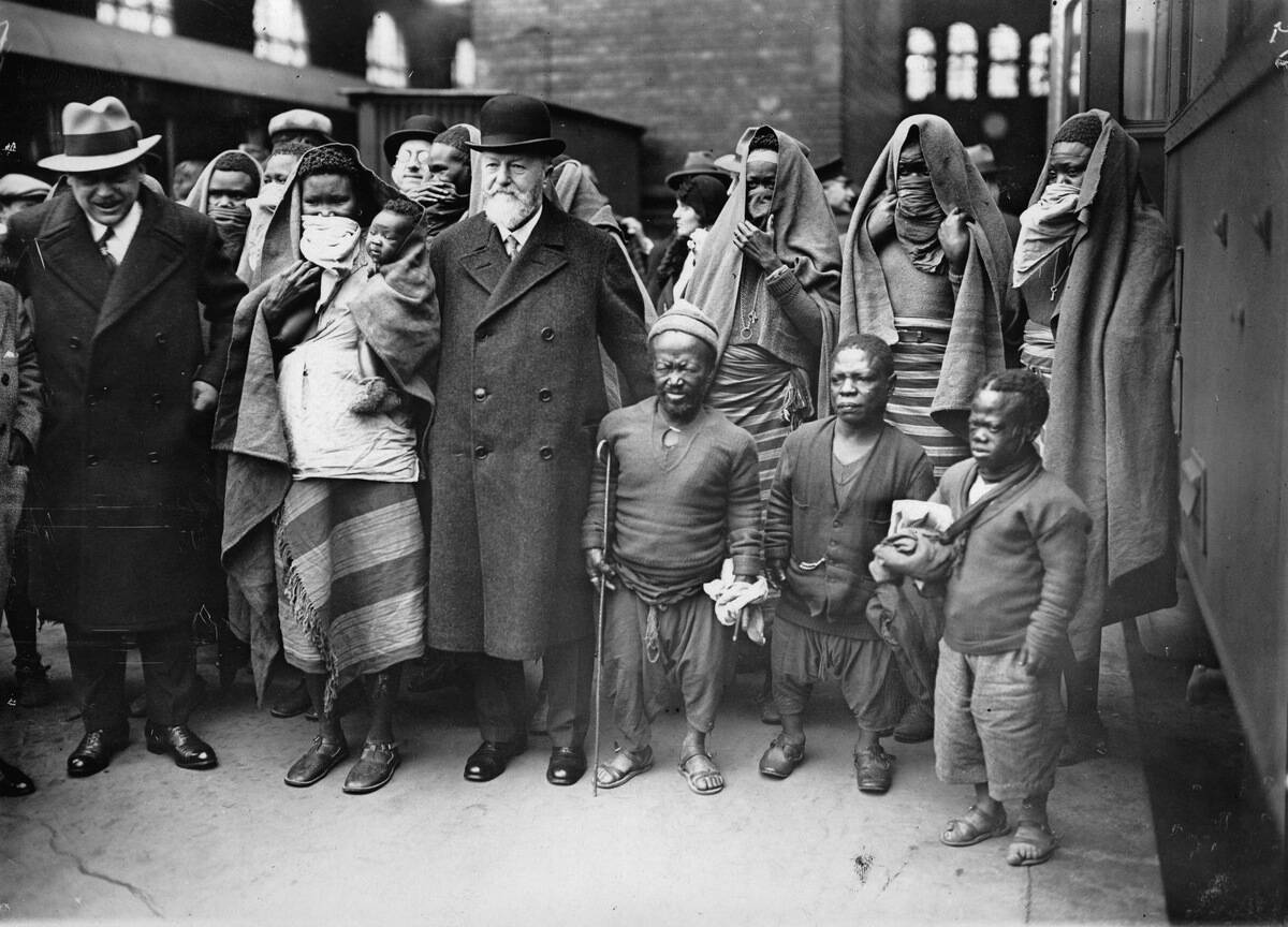 Dr. heck with his guests from Africa on their arrival at the station of Berlin Zoo. The faces of the women of Sara-Kaba are mantled. Photograph. April 21st 1931.