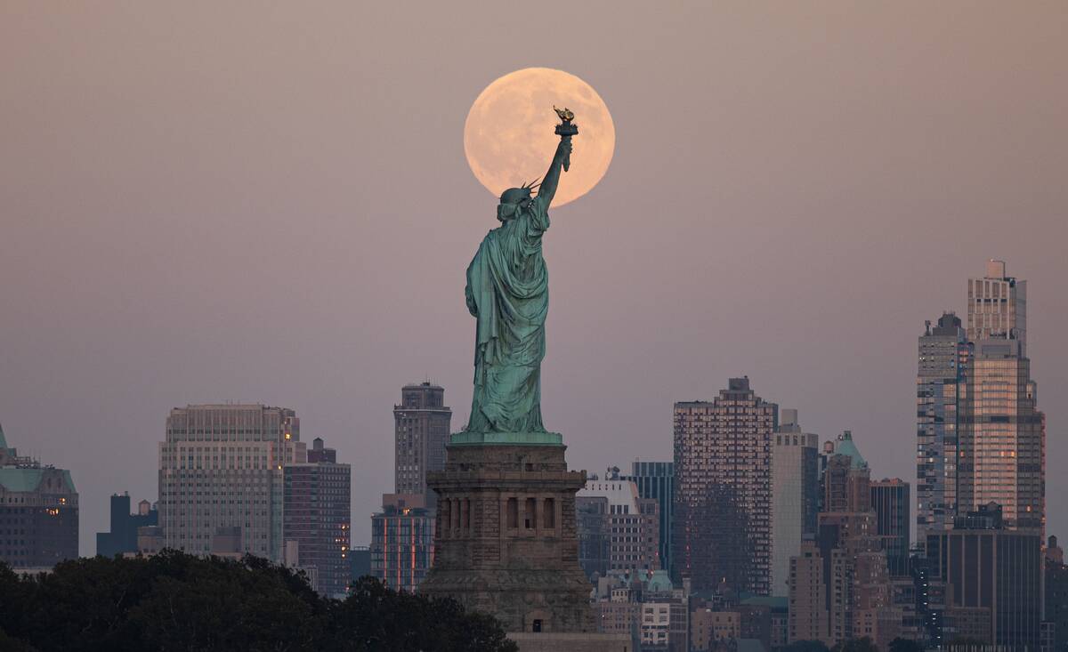 Full Harvest Supermoon Rises in New York City
