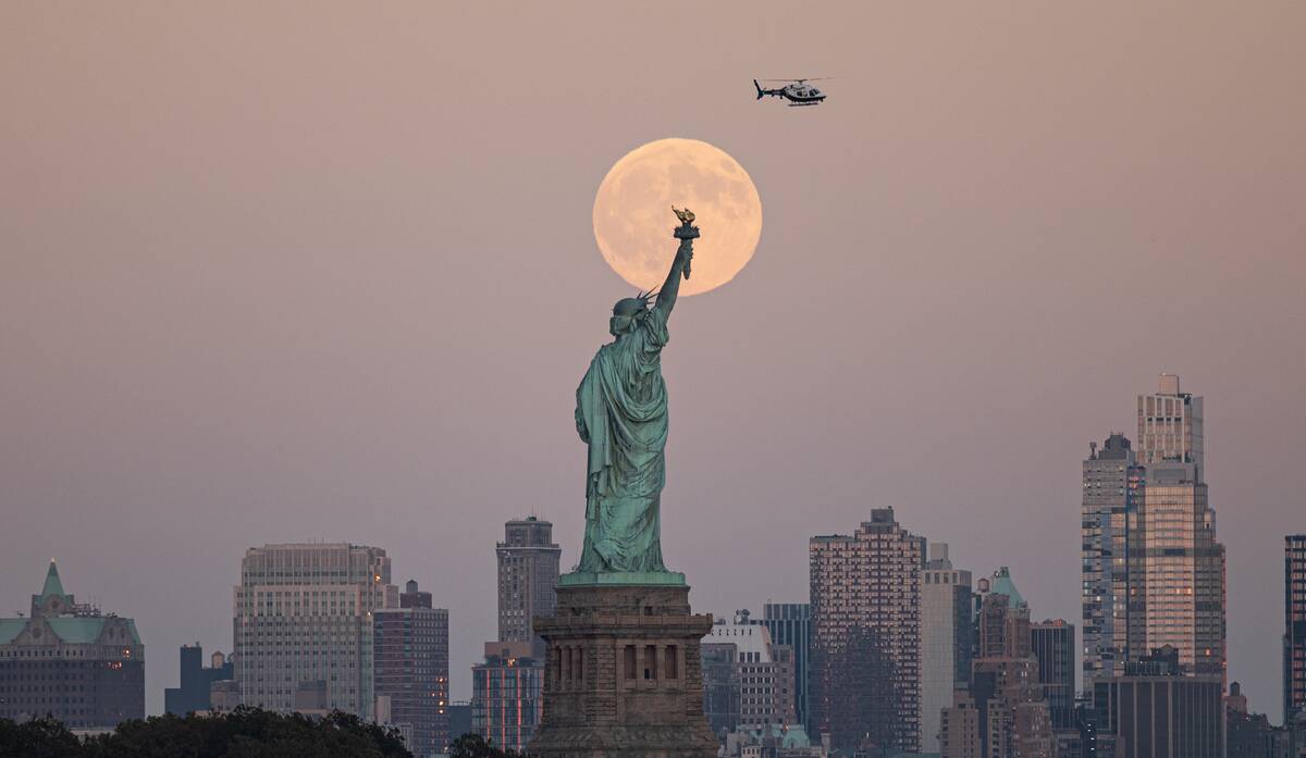 Full Harvest Supermoon Rises in New York City