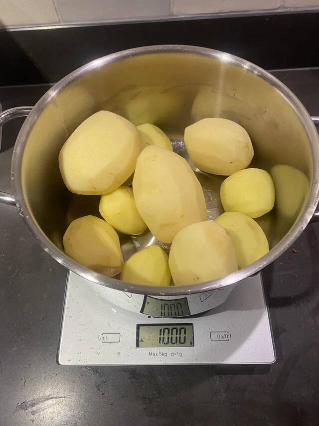 my-wife-asked-me-to-peel-1-kg-of-potatoes-v0-ep06xi0b6hyf1