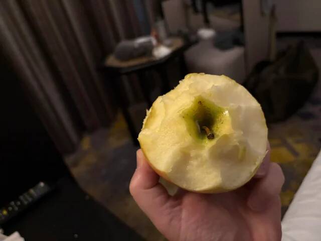 this-is-how-my-wife-eats-an-apple-v0-11zuo487nk5g1