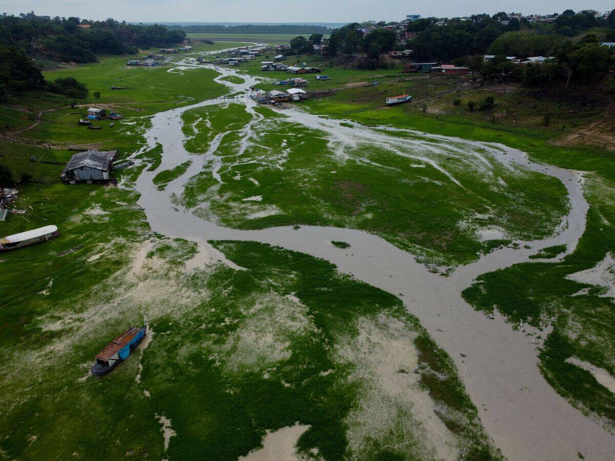 TOPSHOT-BRAZIL-WEATHER-AMAZON-DROUGHT
