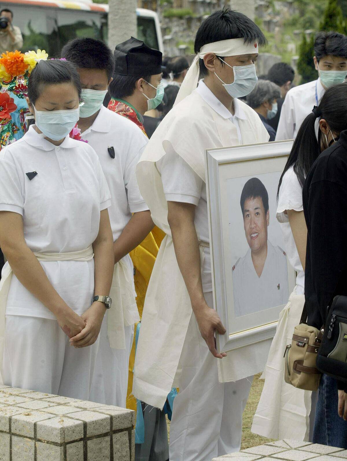 TOPSHOT-HONG KONG-HEALTH-SARS-FUNERAL-PORTRAIT