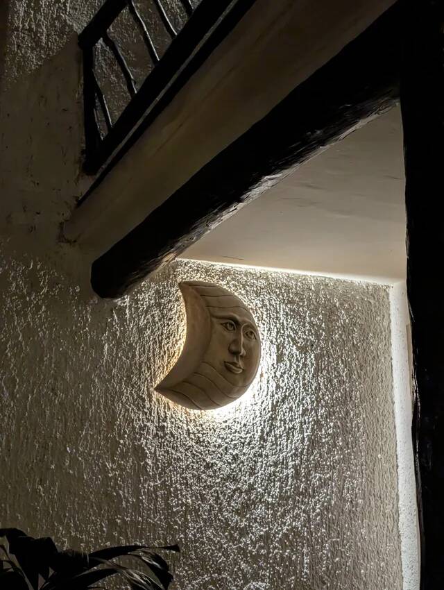 why-do-all-lamps-in-my-hotel-look-like-nicolas-cage-v0-27m3e9mv0m2g1