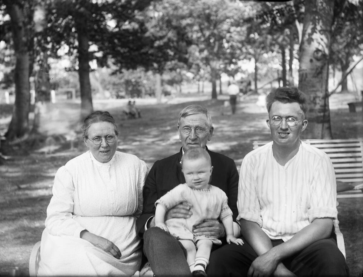 1900s FAMILY PORTRAIT.