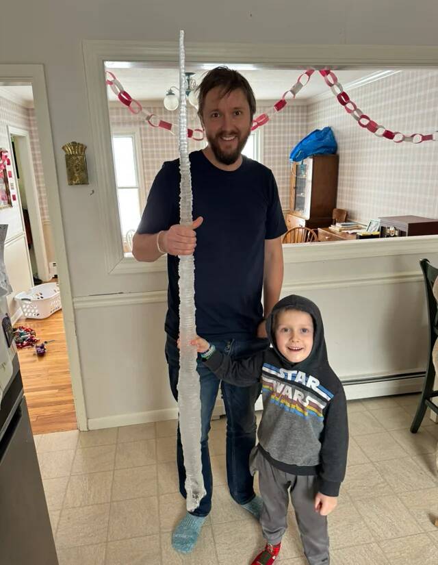 i-found-a-64-inch-icicle-hanging-from-my-roof-v0-cru6biicrqfg1