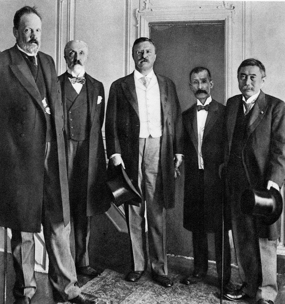 Russo-Japanese War 1904-1905: Treaty of Portsmouth. Count de Witte, Baron Rosen and American Secretary of State Pierce landing at the New York Yacht Club.