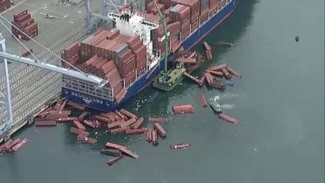 shipping-containers-have-fallen-off-a-cargo-ship-and-into-v0-8060l6ab77of1