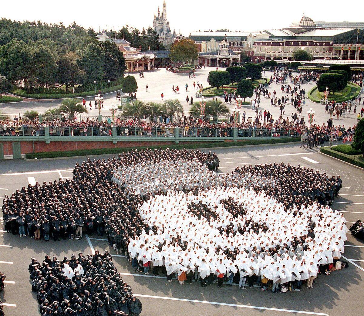 Some 2,300 guests wearing black, gray and white ra