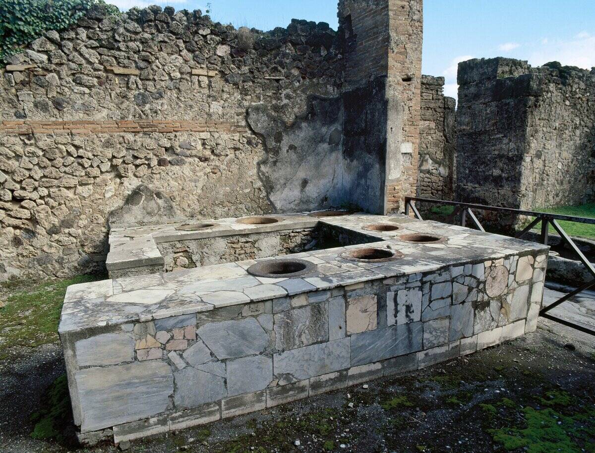 Thermopolium at the intersection of Via degli Augustali with Vico Storto. Pompeii. Italy.