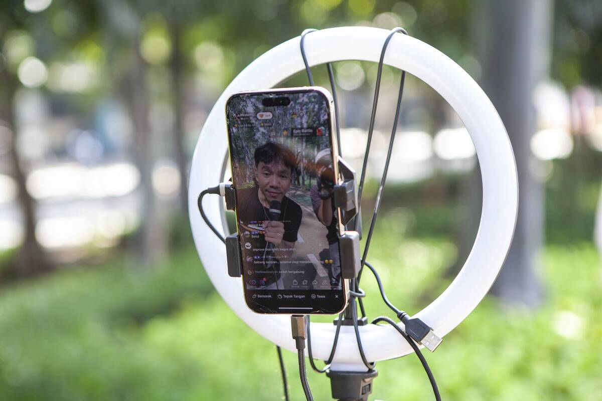 TikTok Live Streamers Perform Live Music In Indonesia