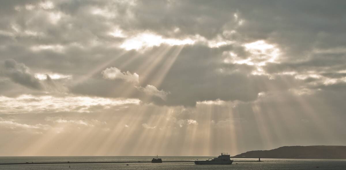 Crepuscular_rays_over_Plymouth_Sound_crop