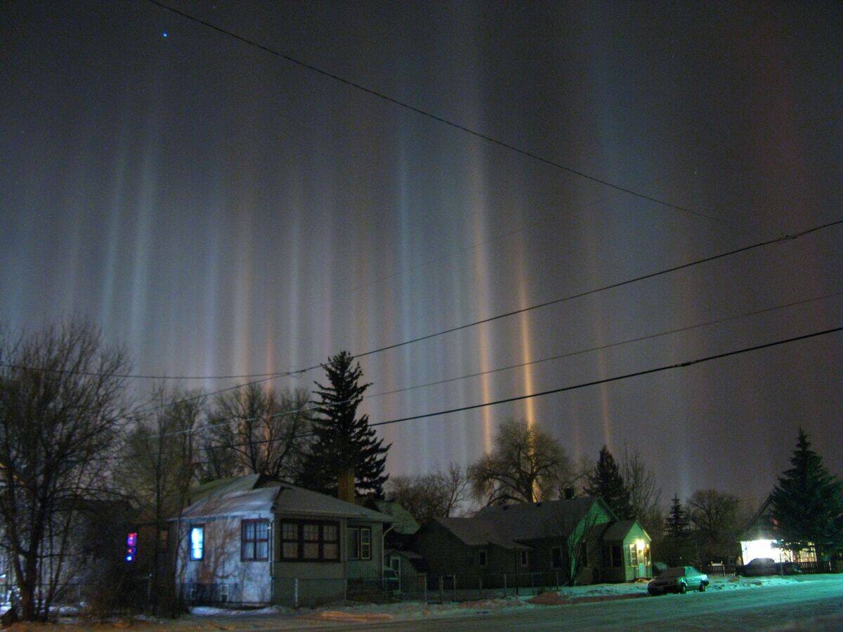 Light_pillars_over_Laramie_Wyoming_in_winter_night