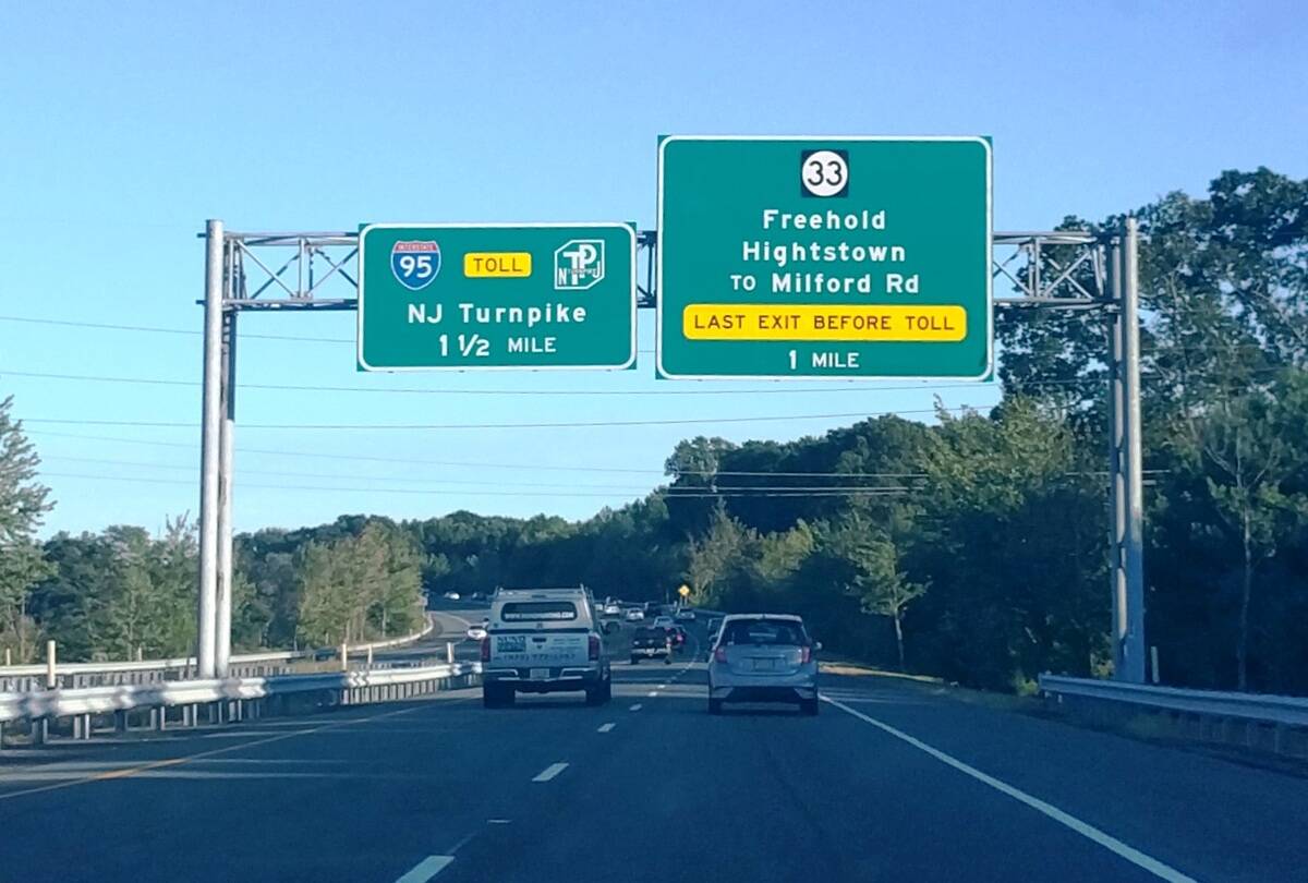 NJ_133_new_NJ_33-Tpke_signs_1_mile