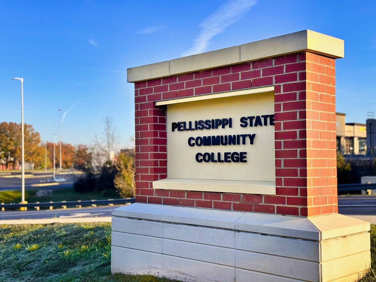 Pellissippi_State_Community_College_campus_sign_in_west_Knox_County,_Tennessee