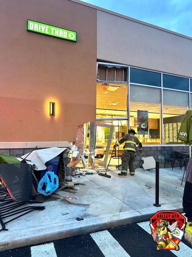 car-crashed-through-panera-bread-wv-v0-zy0w6g10vbkg1