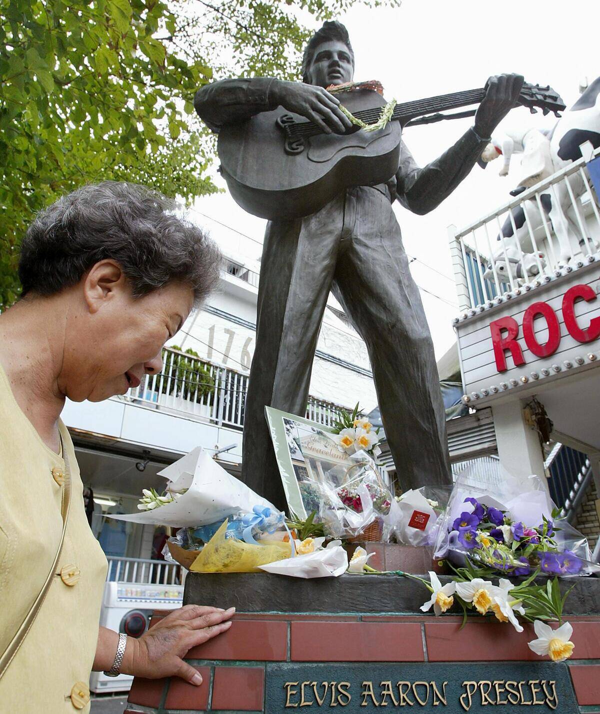 JAPAN-ELVIS-ANNIVERSARY-STATUE-1