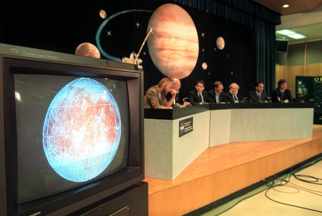 Scientist from the Jet Propulsion Laboratory prese