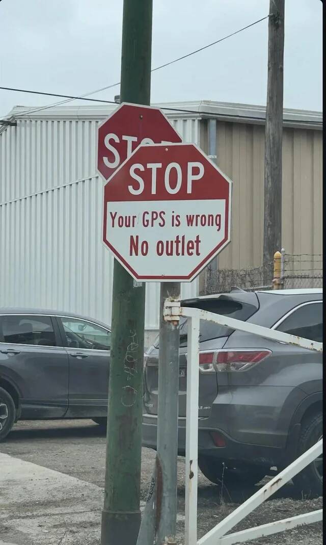 this-sign-telling-people-to-stop-using-their-gps-v0-hrcp8yf7irkg1